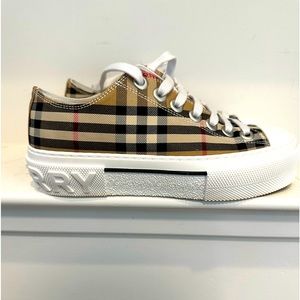 Burberry
Jack Check Low-Top Sneakers